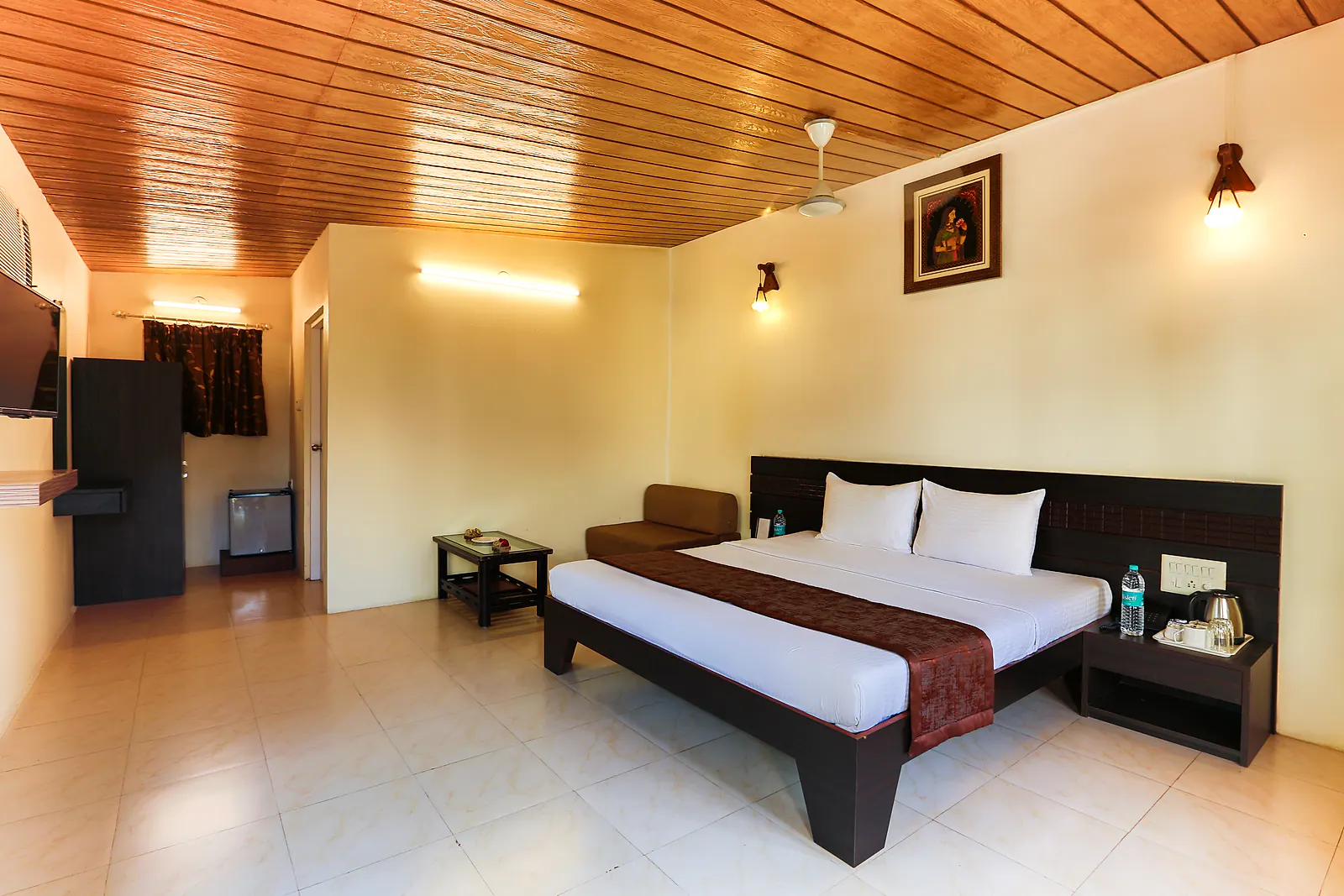 Deluxe Cottage bedroom with wooden ceiling