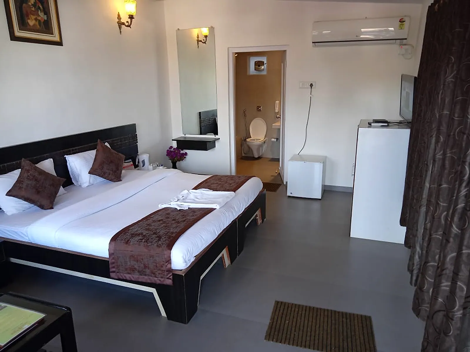 Hill Top Deluxe Cottage bedroom